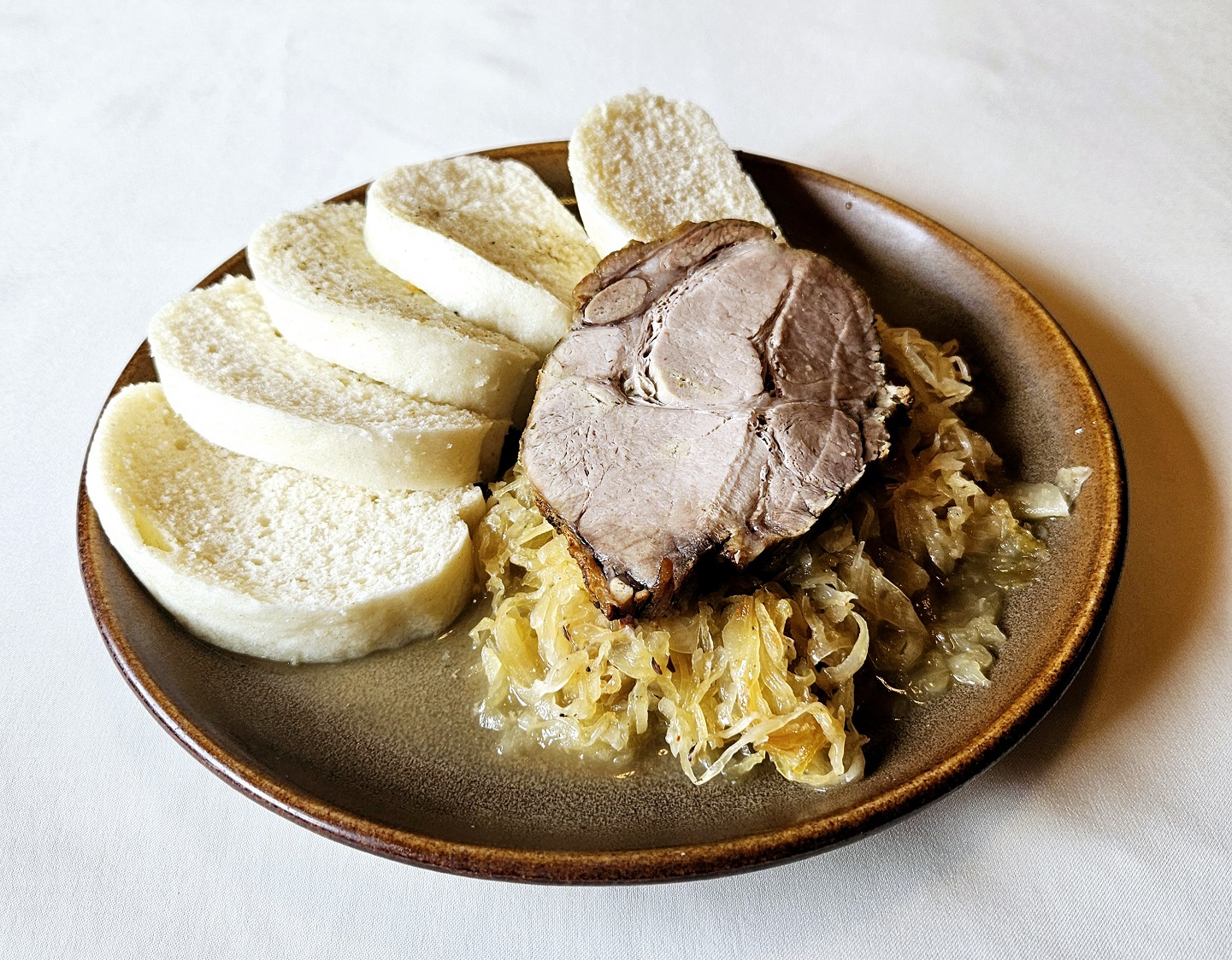 pecene meso, kapusta, knedla